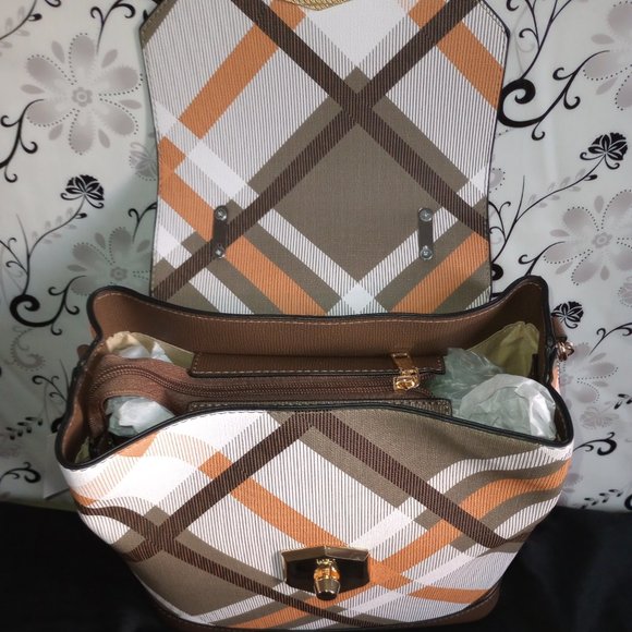 AR New York 2 in 1 Khaki Bag (Arm & Back Strap) Vegan Leather - Picture 3 of 6